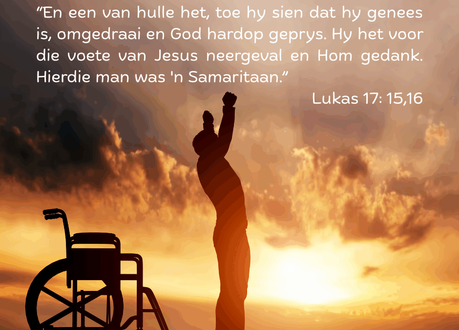 Een van hulle het omgedraai